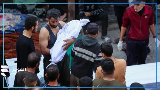 أب فلسطيني يمسك برفات ابنه الذي قضى في القذف الإسرائيلي