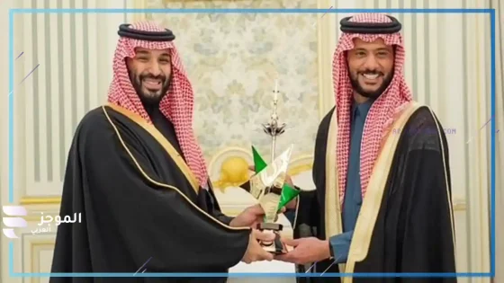 الأمير محمد بن سلمان بن عبدالعزيز يسلم جائزة شلفا ولي العهد للمشارك مشعل الشمري