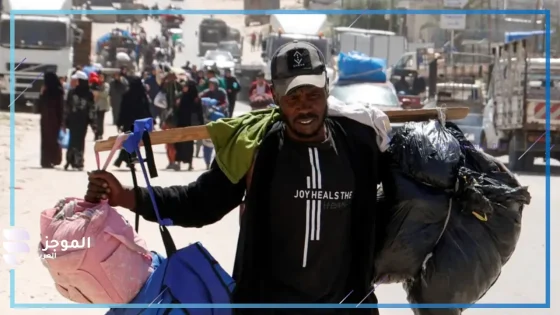 فلسطيني يحمل أمتعته خلال نزوحه عن منزله في رفح باتجاه خان يونس